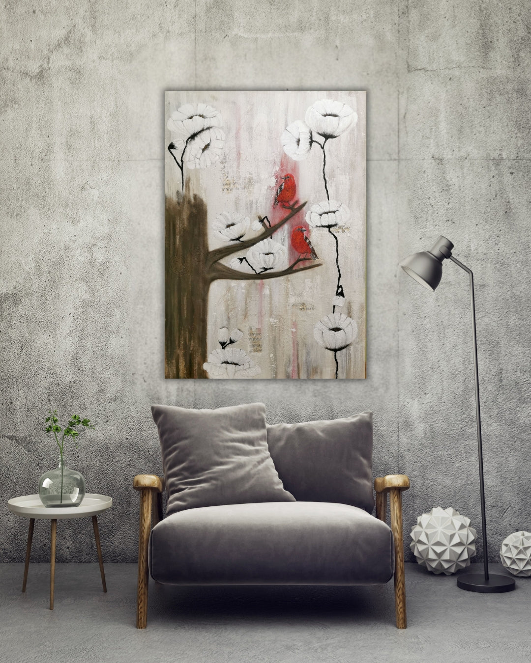 Acrylgemälde 'Neue Triebe' von Smillya Dartsch. Zwei rote Vögel sitzen auf einem Ast inmitten von stilisierten, weißen Blumen. Der Hintergrund weist eine strukturierte Oberfläche mit Vogelsand und angedeuteten Musiknoten auf. Das Gemälde ist mit einem Schattenfugenrahmen versehen und thematisiert den Beginn des Frühlings und neues Leben. Maße: 104x74 cm.