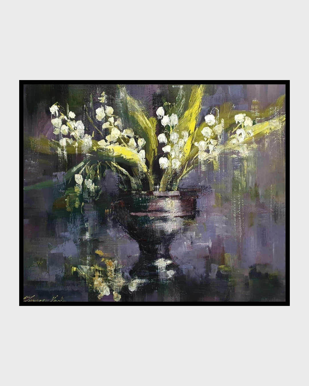 Ölgemälde von Vadim Lazarev, 50 × 60 cm. Eine dunkle Vase mit filigranen Maiglöckchen vor einem atmosphärisch gehaltenen, violett-grünen Hintergrund. Feine Details und weiche Farbverläufe verleihen dem Bild Tiefe und Ausdruck.