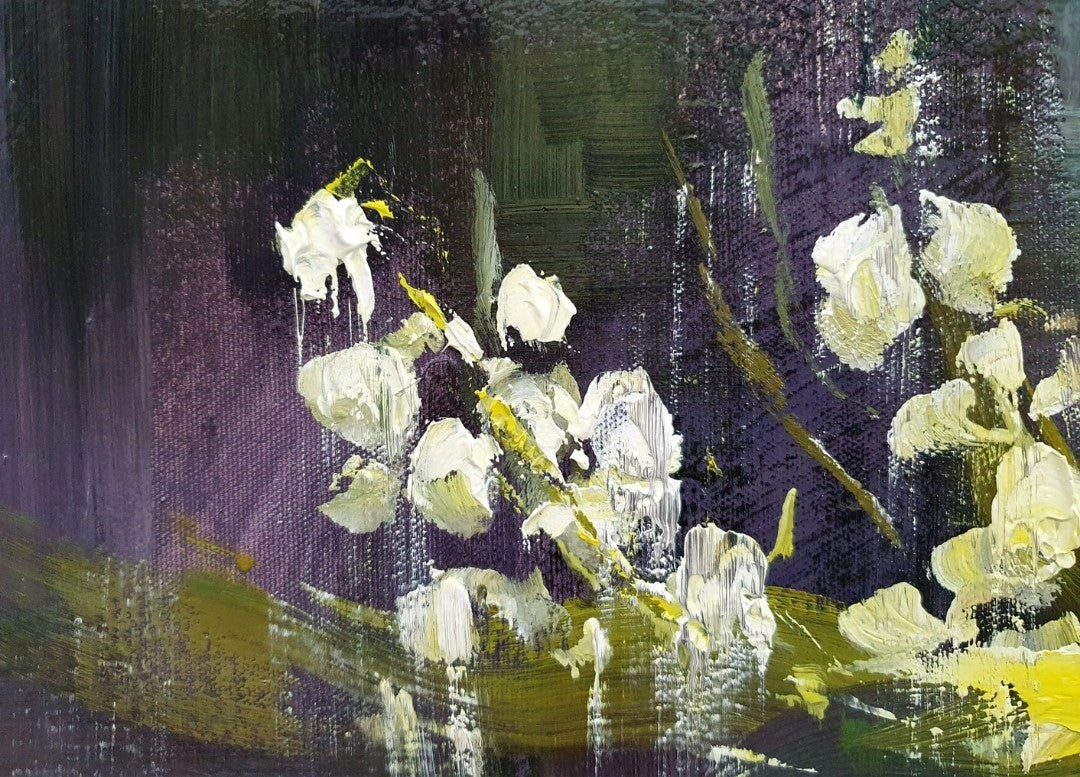 Detailfoto von: Ölgemälde von Vadim Lazarev, 50 × 60 cm. Eine dunkle Vase mit filigranen Maiglöckchen vor einem atmosphärisch gehaltenen, violett-grünen Hintergrund. Feine Details und weiche Farbverläufe verleihen dem Bild Tiefe und Ausdruck.