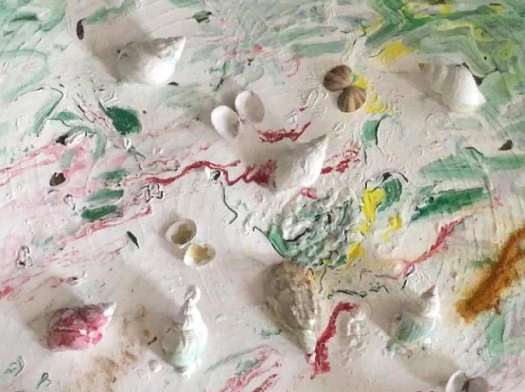 Abstraktes Acrylgemälde 'Fruits de Mer' von Federica (50 x 60 cm) mit reliefartigen Strukturen und maritimen Elementen. Pastellige Farbtöne auf weißem Grund mit grünen, roten und gelben Akzenten.