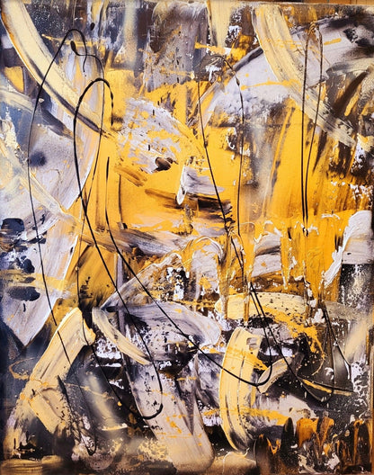 Abstraktes Acrylgemälde "Cocky" von Sandra Conrad, hochformatig, mit Struktur und im schwarz-goldenen Rahmen. Die Komposition besteht aus breiten, gestischen Pinselstrichen in Gold/Ocker, Schwarz und Grau. Freie, schwarze Kritzeleien liegen auf der Farbschicht.