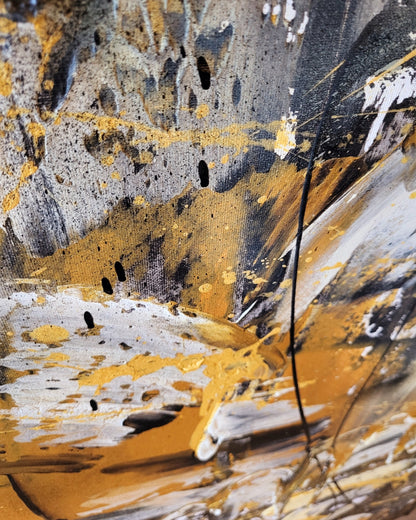 Abstraktes Acrylgemälde "Cocky" von Sandra Conrad, hochformatig, mit Struktur und im schwarz-goldenen Rahmen. Die Komposition besteht aus breiten, gestischen Pinselstrichen in Gold/Ocker, Schwarz und Grau. Freie, schwarze Kritzeleien liegen auf der Farbschicht.