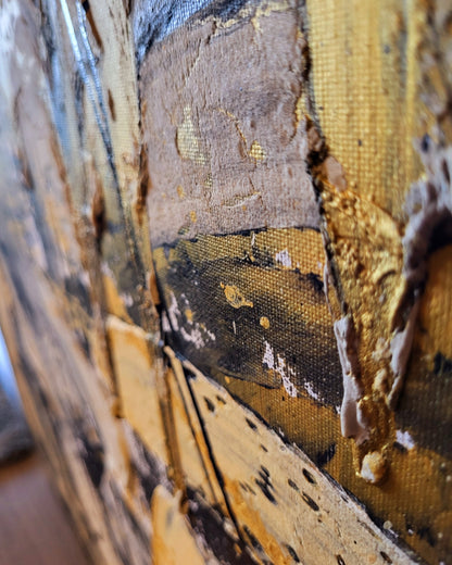 Abstraktes Acrylgemälde "Cocky" von Sandra Conrad, hochformatig, mit Struktur und im schwarz-goldenen Rahmen. Die Komposition besteht aus breiten, gestischen Pinselstrichen in Gold/Ocker, Schwarz und Grau. Freie, schwarze Kritzeleien liegen auf der Farbschicht.