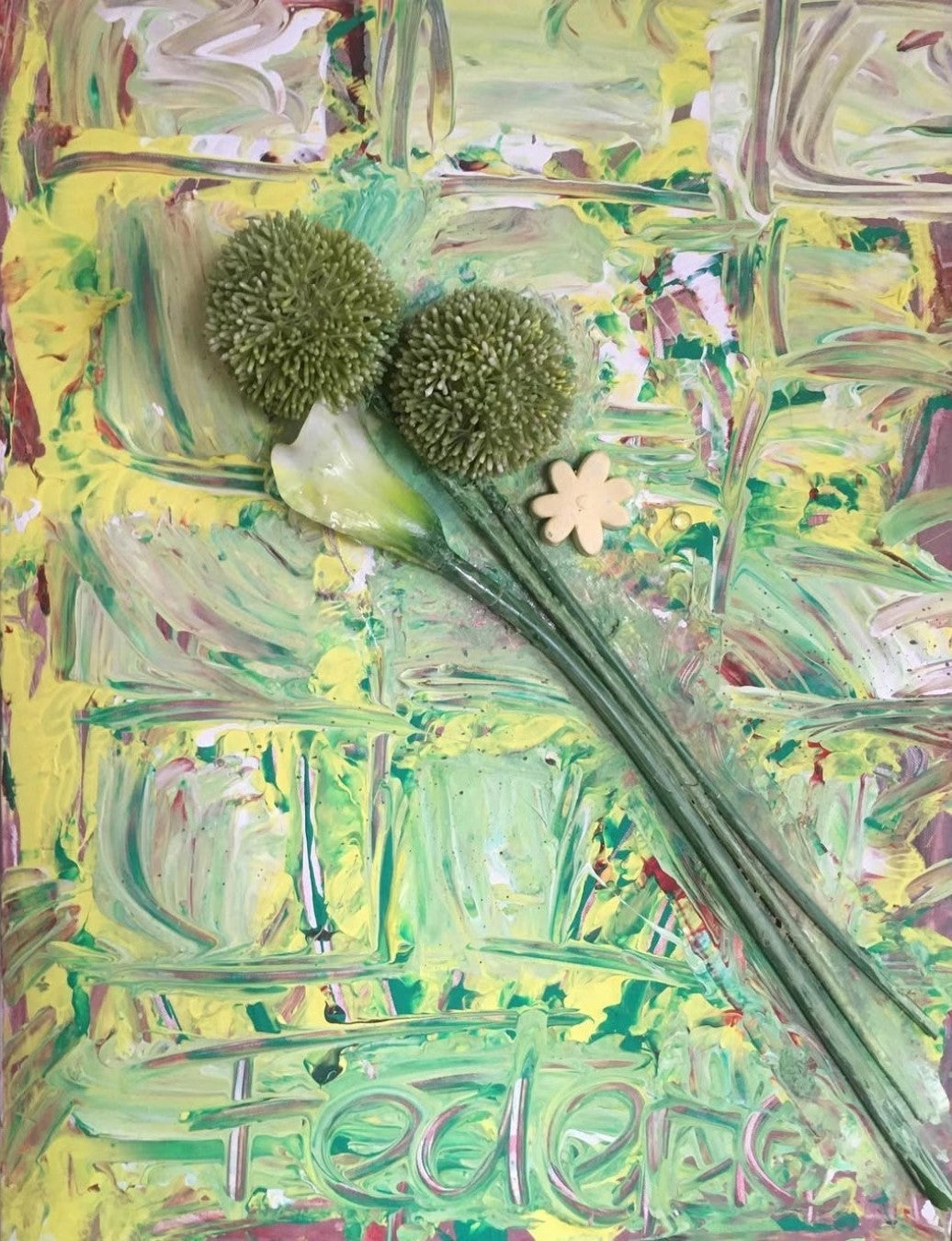 Dreidimensionales Acrylgemälde auf Leinwand (80 x 60 cm). Zwei grüne, kugelförmige Blütenstände dominieren das Bild, begleitet von einer großen, hellen, lilienartigen Blüte und einer kleinen, gelben, sternförmigen Blüte. Der Hintergrund zeigt abstrakte, grüne und gelbe Farbwirbel.