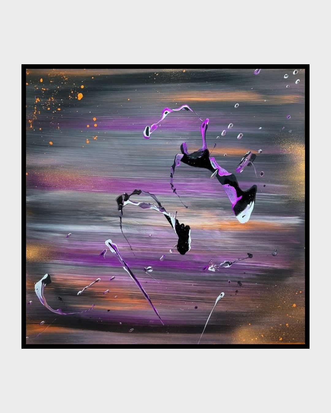 Quadratisches abstraktes Acrylgemälde "Eine andere Art von Himmel" von Sandra Conrad. Der Hintergrund zeigt weiche, horizontale Streifen in Grau, Violett und Orange. Darüber liegen fließende, dynamische Spritzer in Violett, Schwarz und Weiß.