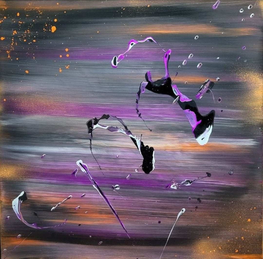 Quadratisches abstraktes Acrylgemälde "Eine andere Art von Himmel" von Sandra Conrad. Der Hintergrund zeigt weiche, horizontale Streifen in Grau, Violett und Orange. Darüber liegen fließende, dynamische Spritzer in Violett, Schwarz und Weiß.