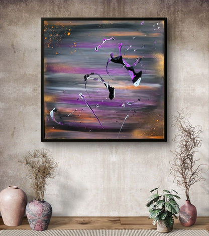 Quadratisches abstraktes Acrylgemälde "Eine andere Art von Himmel" von Sandra Conrad. Der Hintergrund zeigt weiche, horizontale Streifen in Grau, Violett und Orange. Darüber liegen fließende, dynamische Spritzer in Violett, Schwarz und Weiß.