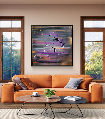 Quadratisches abstraktes Acrylgemälde "Eine andere Art von Himmel" von Sandra Conrad. Der Hintergrund zeigt weiche, horizontale Streifen in Grau, Violett und Orange. Darüber liegen fließende, dynamische Spritzer in Violett, Schwarz und Weiß.
