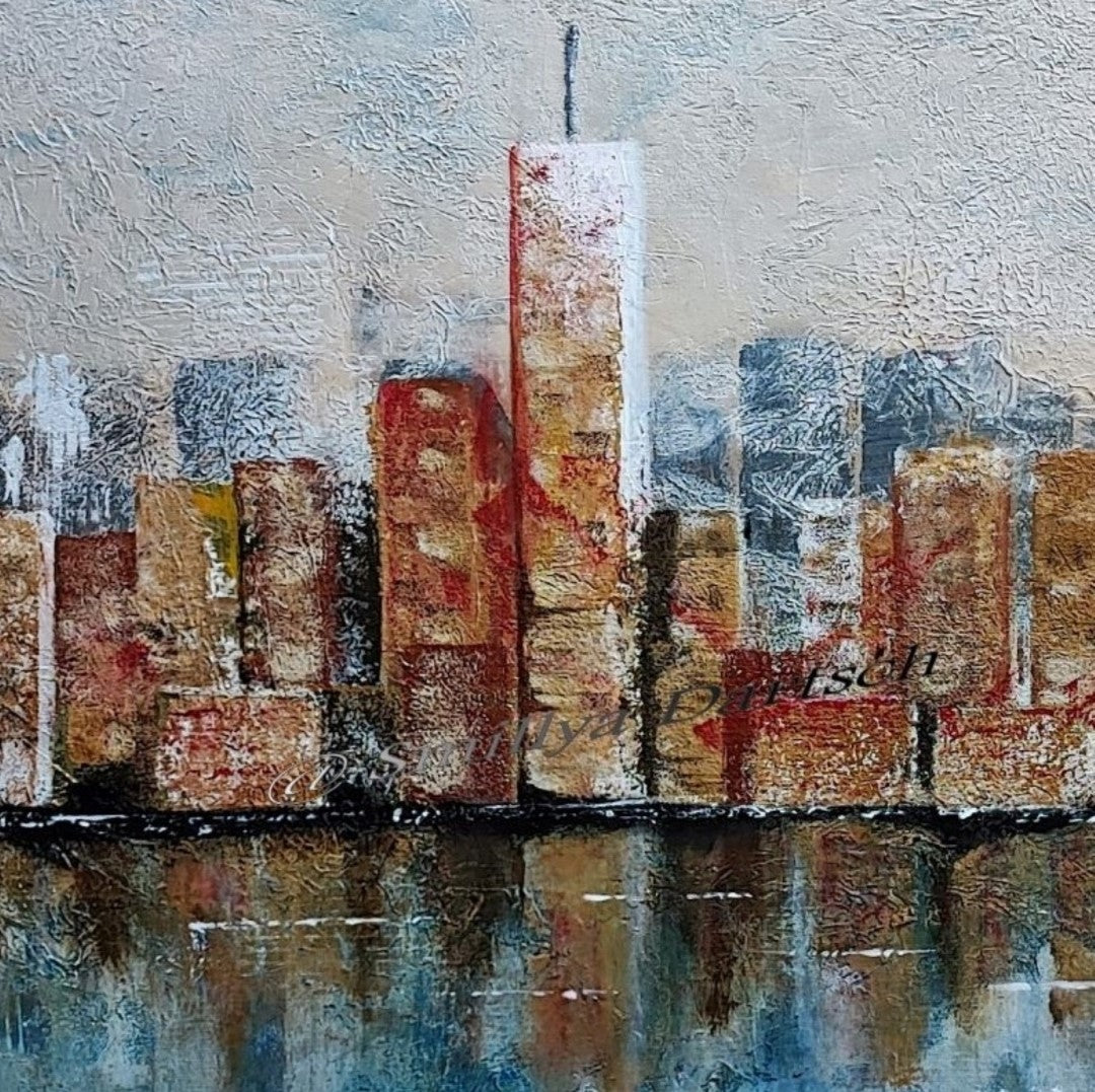 Acrylgemälde 'Skyline' von Smillya Dartsch. Eine stilisierte Darstellung einer Stadt-Skyline mit hohen Gebäuden, die sich im Wasser spiegeln. Die Gebäude sind in warmen Braun- und Rottönen gehalten, während das Wasser in kühlen Blau- und Grautönen dargestellt ist. Das Gemälde ist mit einem Glanzfirnis versiegelt. Maße: 40x60 cm.