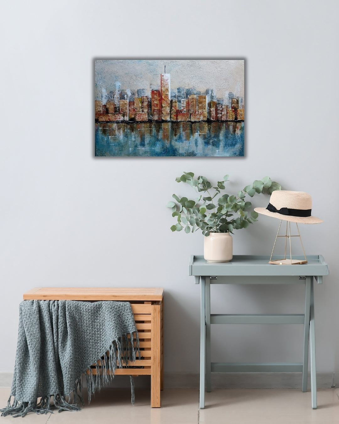 Acrylgemälde 'Skyline' von Smillya Dartsch. Eine stilisierte Darstellung einer Stadt-Skyline mit hohen Gebäuden, die sich im Wasser spiegeln. Die Gebäude sind in warmen Braun- und Rottönen gehalten, während das Wasser in kühlen Blau- und Grautönen dargestellt ist. Das Gemälde ist mit einem Glanzfirnis versiegelt. Maße: 40x60 cm.