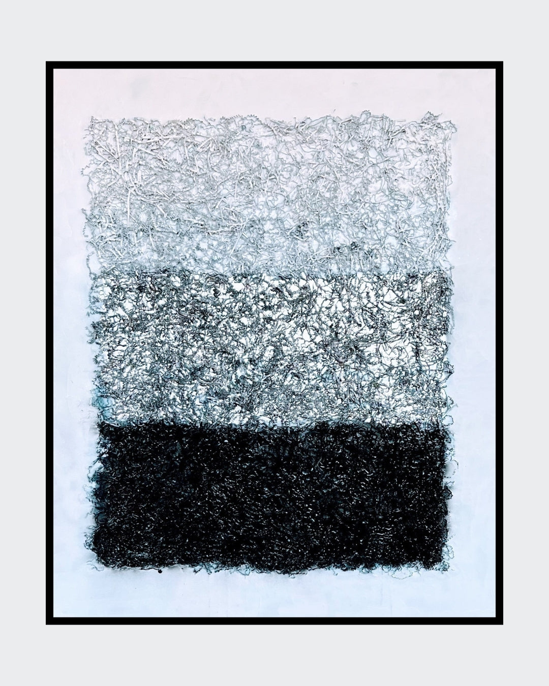 Dreiteiliges, strukturiertes Kunstwerk in Schwarz, Grau und Weiß. Organische, reliefartige Texturen, erzeugt durch Verpackungsmaterial, verleihen der Oberfläche eine filigrane, fast skulpturale Anmutung. Die Farben gehen fließend ineinander über, während das Spiel von Licht und Schatten Tiefe und Bewegung erzeugt.