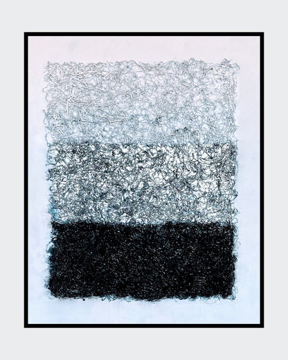 Dreiteiliges, strukturiertes Kunstwerk in Schwarz, Grau und Weiß. Organische, reliefartige Texturen, erzeugt durch Verpackungsmaterial, verleihen der Oberfläche eine filigrane, fast skulpturale Anmutung. Die Farben gehen fließend ineinander über, während das Spiel von Licht und Schatten Tiefe und Bewegung erzeugt.