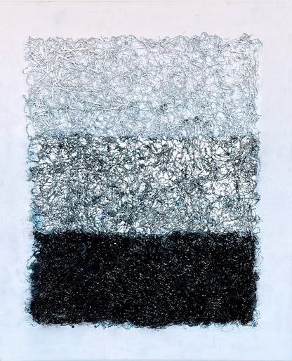 Dreiteiliges, strukturiertes Kunstwerk in Schwarz, Grau und Weiß. Organische, reliefartige Texturen, erzeugt durch Verpackungsmaterial, verleihen der Oberfläche eine filigrane, fast skulpturale Anmutung. Die Farben gehen fließend ineinander über, während das Spiel von Licht und Schatten Tiefe und Bewegung erzeugt.