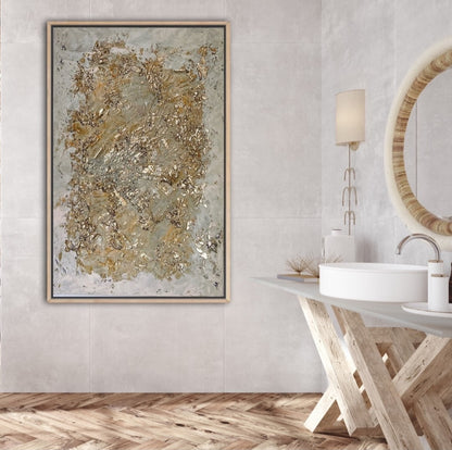 Abstraktes Kunstwerk mit strukturierter Oberfläche in sanften Erdtönen und edlen Goldakzenten. Die raue Textur aus Champagnerkreide trifft auf glänzende Blattgold-Fragmente, die in das Werk eingearbeitet sind. Das Bild wirkt wie eine verwitterte, schimmernde Oberfläche, die Licht und Schatten auf faszinierende Weise reflektiert.


