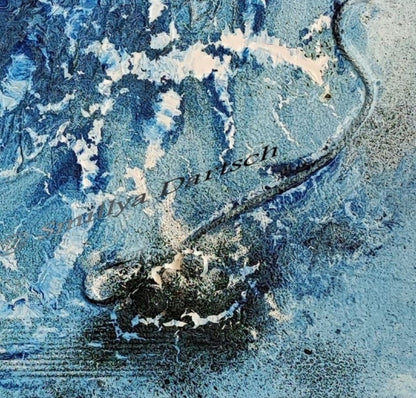 Abstraktes Gemälde „Meereswunden“ von Smillya Dartsch – in Blautönen, mit plastischen Strukturen, die die Verletzlichkeit der Meere symbolisieren.