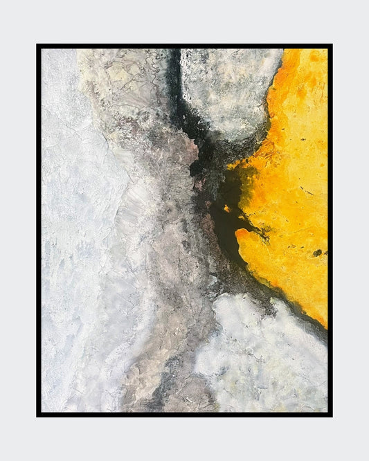 Das abstrakte Gemälde "Zwischenraum" von Sigrid Bautze-Klinder zeigt eine vertikale Komposition. Die linke Bildhälfte ist in hellen, kalten und monochromen Grautönen gehalten, die wie eine strukturierte, gefrorene Oberfläche wirken. Die rechte Hälfte wird von einem leuchtenden, kräftigen Gelb dominiert. In der Mitte der beiden Flächen befindet sich ein dunkler, fast schwarzer Spalt, der die gegensätzlichen Farben voneinander trennt und verbindet. Das Werk ist ungerahmt und mit verschiedenen Materialien wie 
