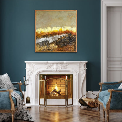 "Zwischen Glut und Asche" von Sigrid Bautze-Klinder, gerahmt und aufgehängt über einem weißen Marmorkamin mit offenem Feuer. Die gold-braun-schwarze Farbpalette und die Textur des abstrakten Gemäldes harmonieren mit dem klassischen, warmen Ambiente. Die dunkel türkisblaue Wand hinter dem Bild setzt das leuchtende Blattgold und die ockerfarbenen Töne der Malerei dramatisch in Szene.