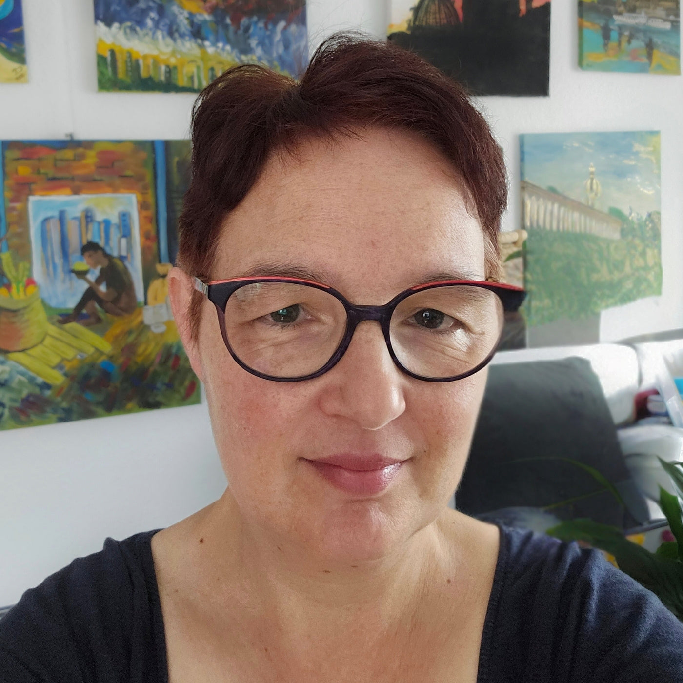 Profilbild der Künstlerin Carina Teufel. Frau mittleren Alters mit dunklen kurzen Haaren und Brille.