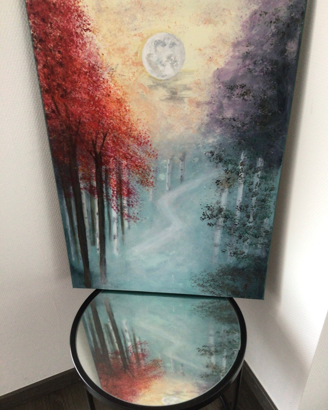 "Mysterious Forest": Acrylgemälde von Claudia Altemeier (70x50 cm), mystischer Herbstwald mit leuchtend roten Bäumen, lilagrauem Nebel, schemenhaftem Weg und milchigem Mondlicht. Romantisch-impressionistischer Stil.
