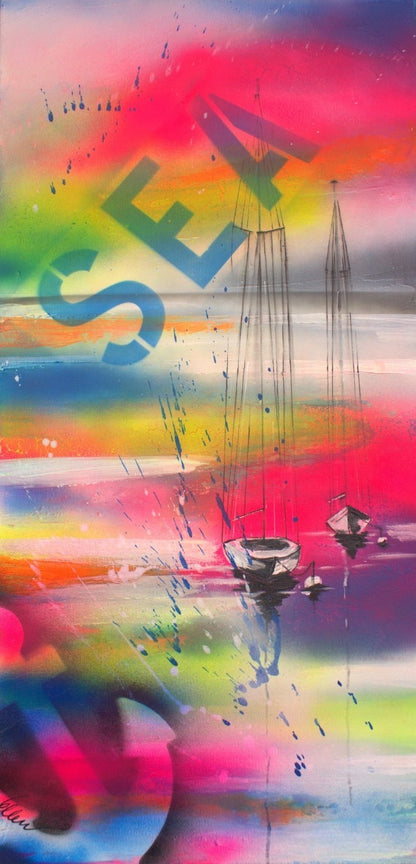 Das Werk von Ellen Rethemeier, ausgestellt in der Online-Galerie FEMARTSPACE, ist ein farbenfrohes Gemälde im Graffiti-Stil. Drei Segelboote spiegeln sich im Wasser, während der Himmel in Neonfarben leuchtet. Das Wort "SEA" ist prominent im Vordergrund platziert und verleiht dem Werk eine maritime Note.