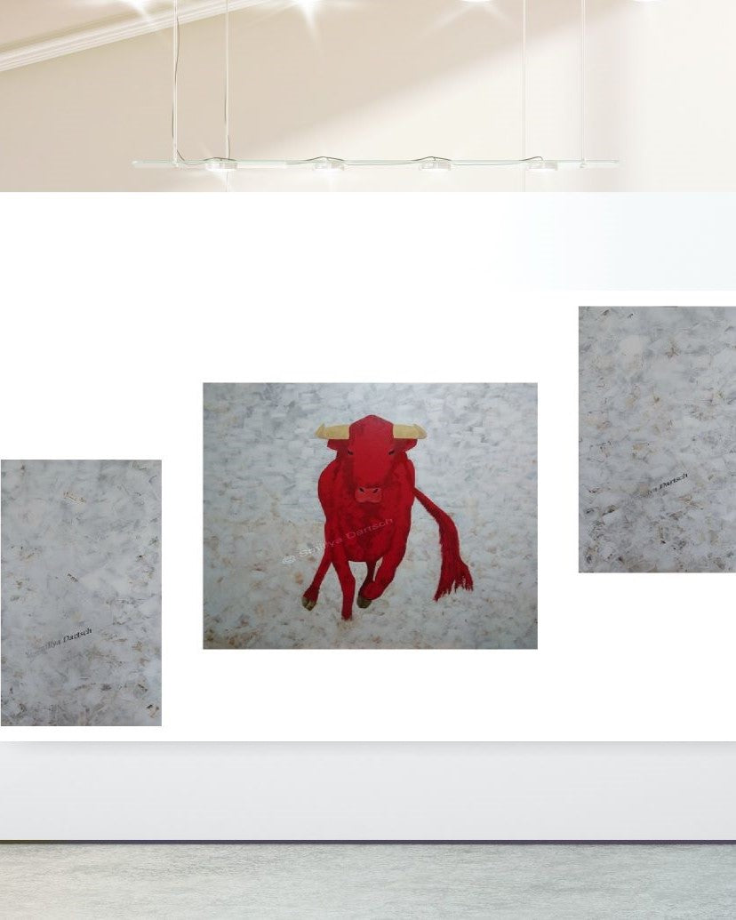 Ein roter, dynamischer Stier auf hellem, strukturiertem Grund, umgeben von zwei kleineren, grauen Bildausschnitten. Kunstwerk von Smillya Dartsch, erhältlich bei FEMARTSPACE.