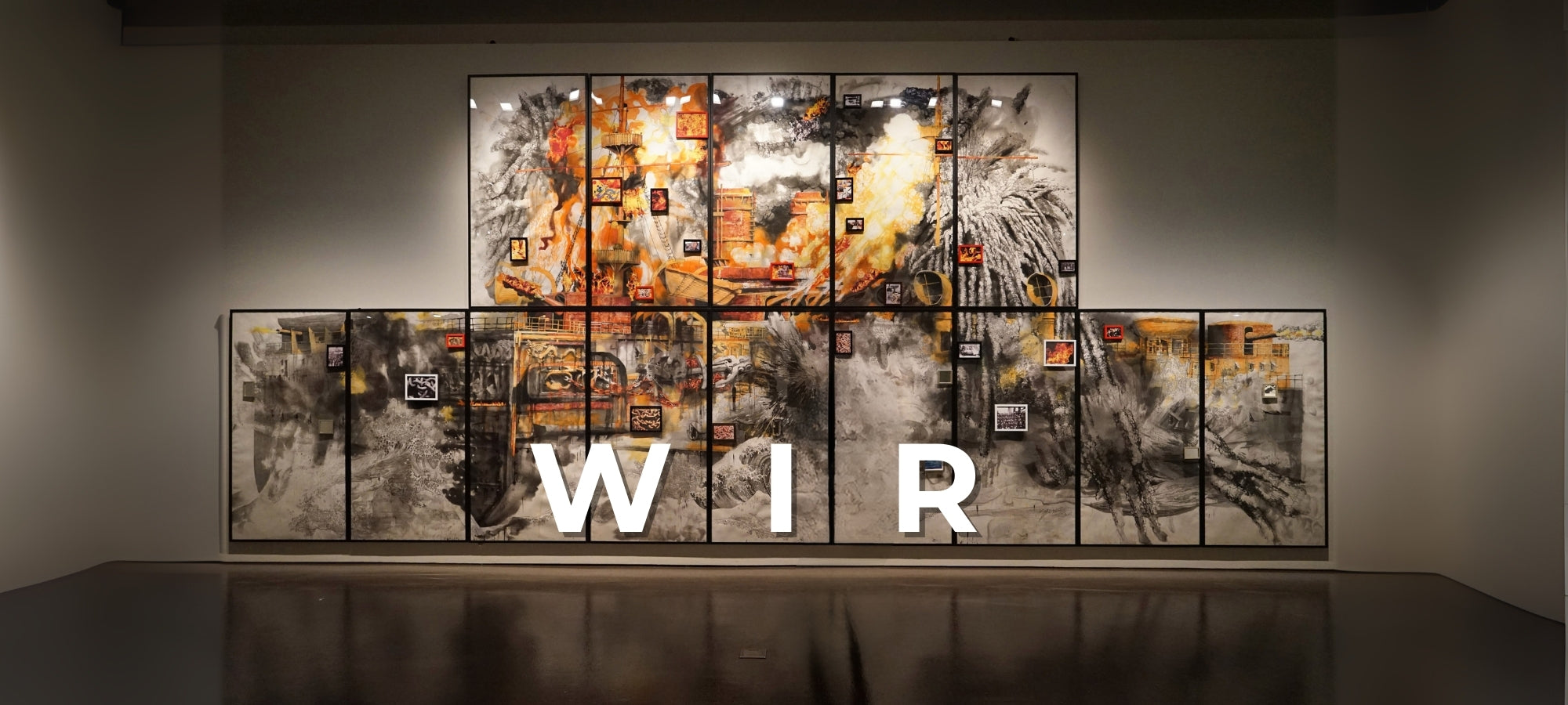 Großformatige, mehrteilige Wandinstallation in einer Galerie: expressive Collage aus Schwarz-Weiß-Zeichnungen und leuchtend orangen Feuer- und Rauchmotiven, mittig darüber in klaren weißen Versalien das Wort ›WIR‹ – Sinnbild für Gemeinschaft und künstlerischen Dialog.
