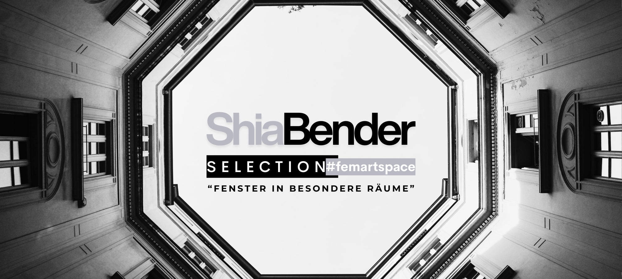 Schwarz-Weiß-Aufnahme eines Blickes von unten in einen quadratischen Innenhof, umgeben von geschlossenen und offenen Fenstern. Im Zentrum des himmelgrauen Feldes überlagert der Text "Shia Bender SELECTION #femartspace" und darunter "FENSTER IN BESONDERE RÄUME".