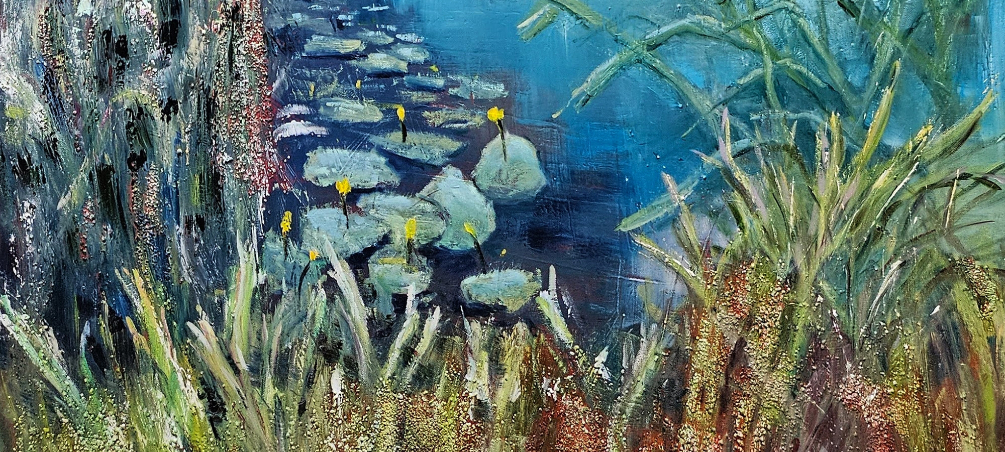 Expressives Acrylgemälde von Vera Stein: Dicker Farbauftrag zeigt Seerosen mit gelben Blüten in blau-grünem Wasser, umgeben von dichtem Schilf. Femartspace.
