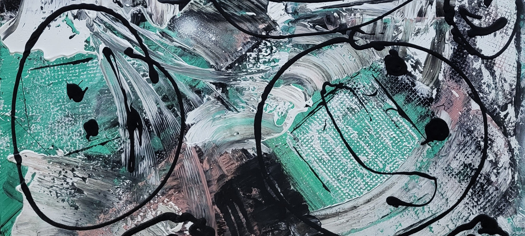 Ein abstraktes Gemälde von Sandra Conrad mit dicken, pastosen Pinselstrichen in Petrol/Mintgrün, Weiß, Schwarz, Grau und dezentem Rosa. Die Farben sind in einer dynamischen Bewegung übereinander geschichtet. Darüber liegen feine, geschwungene Linien in Schwarz, die wie Kritzeleien oder kalligrafische Zeichen wirken und dem Bild zusätzliche Struktur verleihen.