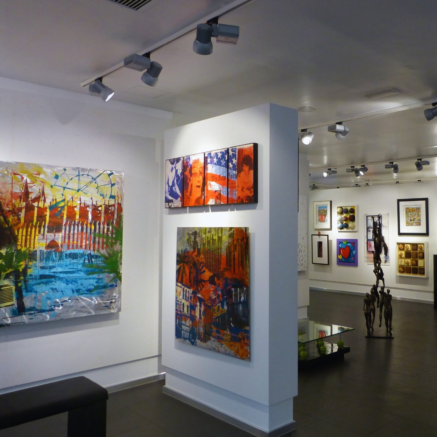 Innenansicht einer lebendigen, zeitgenössischen Kunstgalerie mit einer vielfältigen Sammlung abstrakter und figurativer Gemälde, die den Fokus auf weibliche Künstlerinnen legt. FemArtSPACE Kunst-Onlineshop.