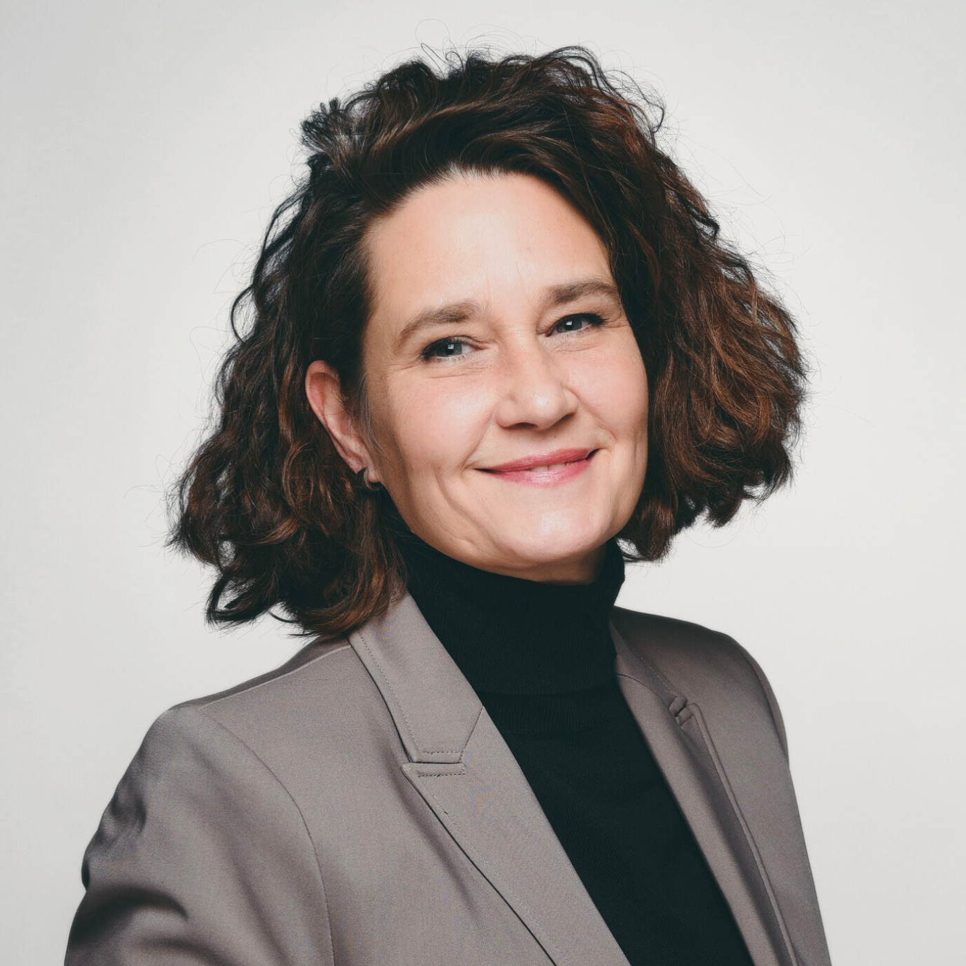 Portraitfoto von Natalie Springer, Inhaberin von FemArtSPACE. Onlineshop für Kunst, Fotokunst, Fashionart und Kreatives.