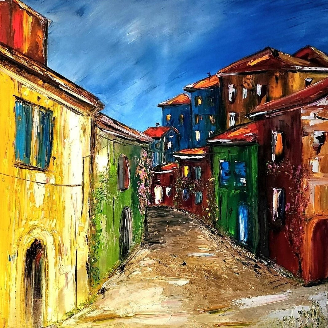 Das Gemälde “Die Pension” von Petra Erengil zeigt eine belebte Straßenszene mit mehrstöckigen Gebäuden in warmen Gelb- und Rottönen, kontrastiert von einem kühlen blauen Himmel. Die pastöse Technik verleiht dem Bild eine faszinierende Struktur.