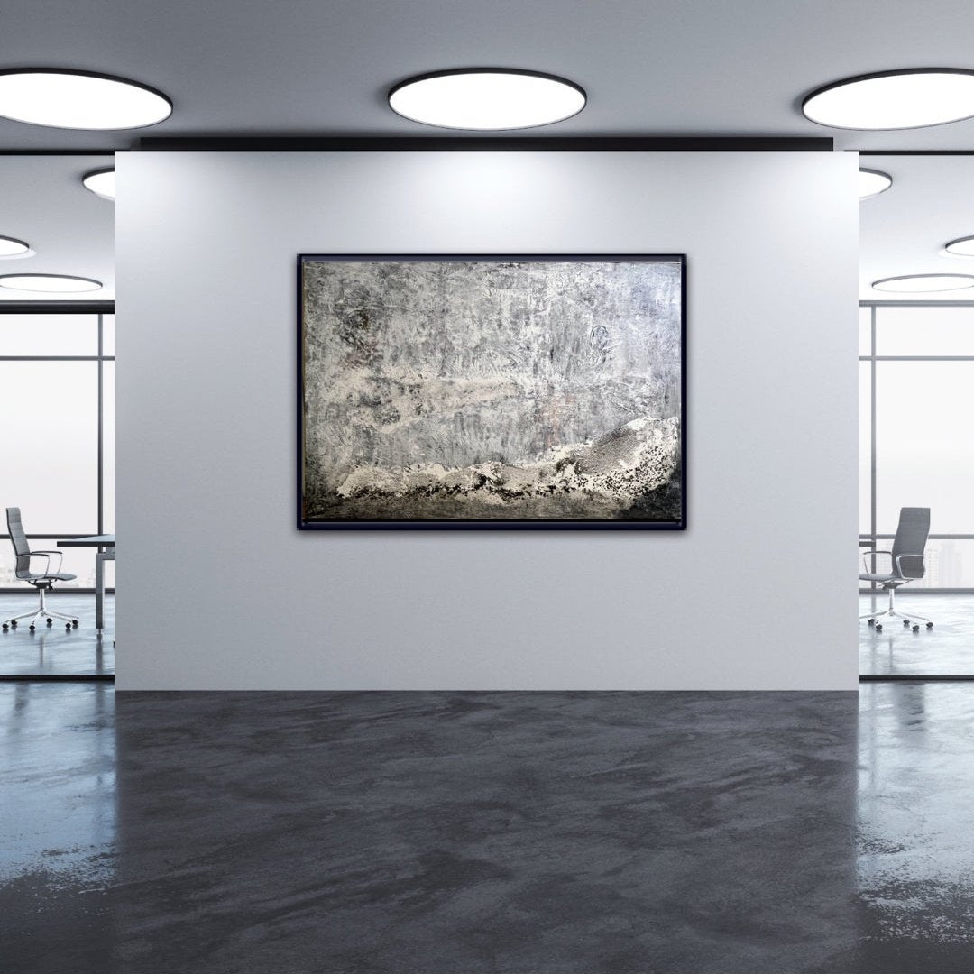 Abstraktes Gemälde ‘Winterfrost’ von Sigrid Bautze-Klinder, ausgestellt in einem modernen, minimalistisch eingerichteten Raum bei FemArtSPACE. Das Kunstwerk zeigt eine winterliche Szene mit einer monochromen Farbpalette aus Weiß-, Grau- und Schwarztönen. Die strukturierte Oberfläche erinnert an eine frostige Landschaft mit Eisschichten und Schneeflocken. Die Beleuchtung im Raum hebt die Details und Texturen des Gemäldes hervor. Ideal für Kunstliebhaber, die die kühle, stille Schönheit des Winters schätzen.