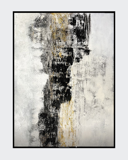 Spuren im Sand” von Sigrid Bautze-Klinder, Acryl auf Leinwand, 120 x 160 cm. Das abstrakte Gemälde zeigt vertikale Strukturen in Schwarz-, Weiß- und Grautönen mit gelben Akzenten. Die raue Textur entsteht durch die Verwendung von Sand und Strukturpaste und thematisiert Umweltverschmutzung.