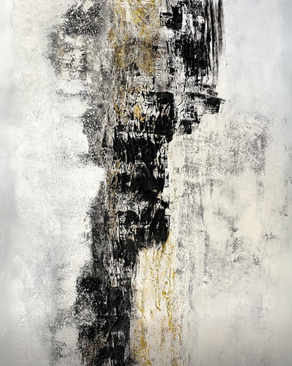 Spuren im Sand” von Sigrid Bautze-Klinder, Acryl auf Leinwand, 120 x 160 cm. Das abstrakte Gemälde zeigt vertikale Strukturen in Schwarz-, Weiß- und Grautönen mit gelben Akzenten. Die raue Textur entsteht durch die Verwendung von Sand und Strukturpaste und thematisiert Umweltverschmutzung.