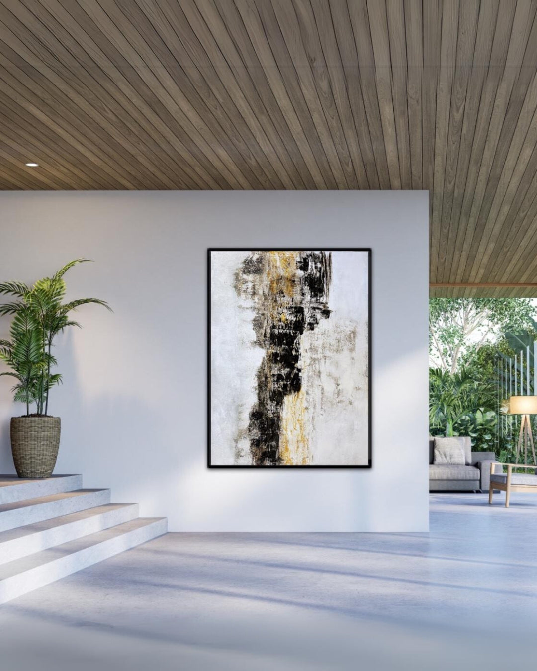 Spuren im Sand” von Sigrid Bautze-Klinder, Acryl auf Leinwand, 120 x 160 cm. Hängend in einem shclichten Raum in hellen Tönen. Das abstrakte Gemälde zeigt vertikale Strukturen in Schwarz-, Weiß- und Grautönen mit gelben Akzenten. Die raue Textur entsteht durch die Verwendung von Sand und Strukturpaste und thematisiert Umweltverschmutzung.