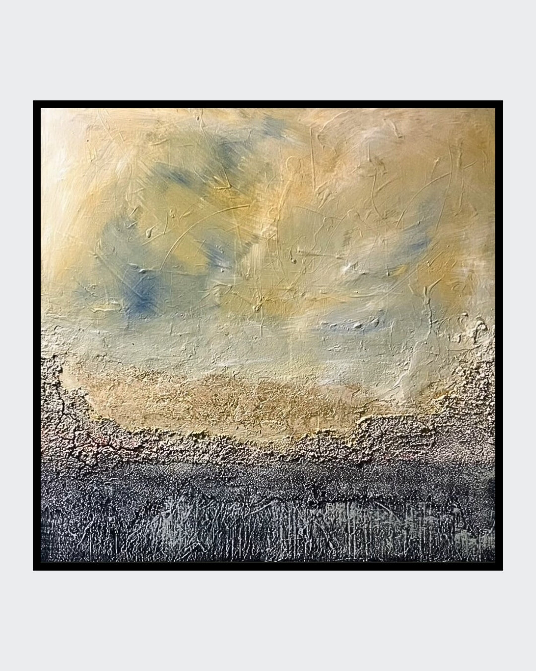 Abstraktes Gemälde "Herbststürme" von Sigrid Bautze-Klinder in erdigen Beige- und Grautönen, mit Blattgold, Sumpfkalk und Sand, das herbstliche Sturmwolken und Landschaften darstellt. Exklusiv in unserer Online-Galerie FemArtSPACE.