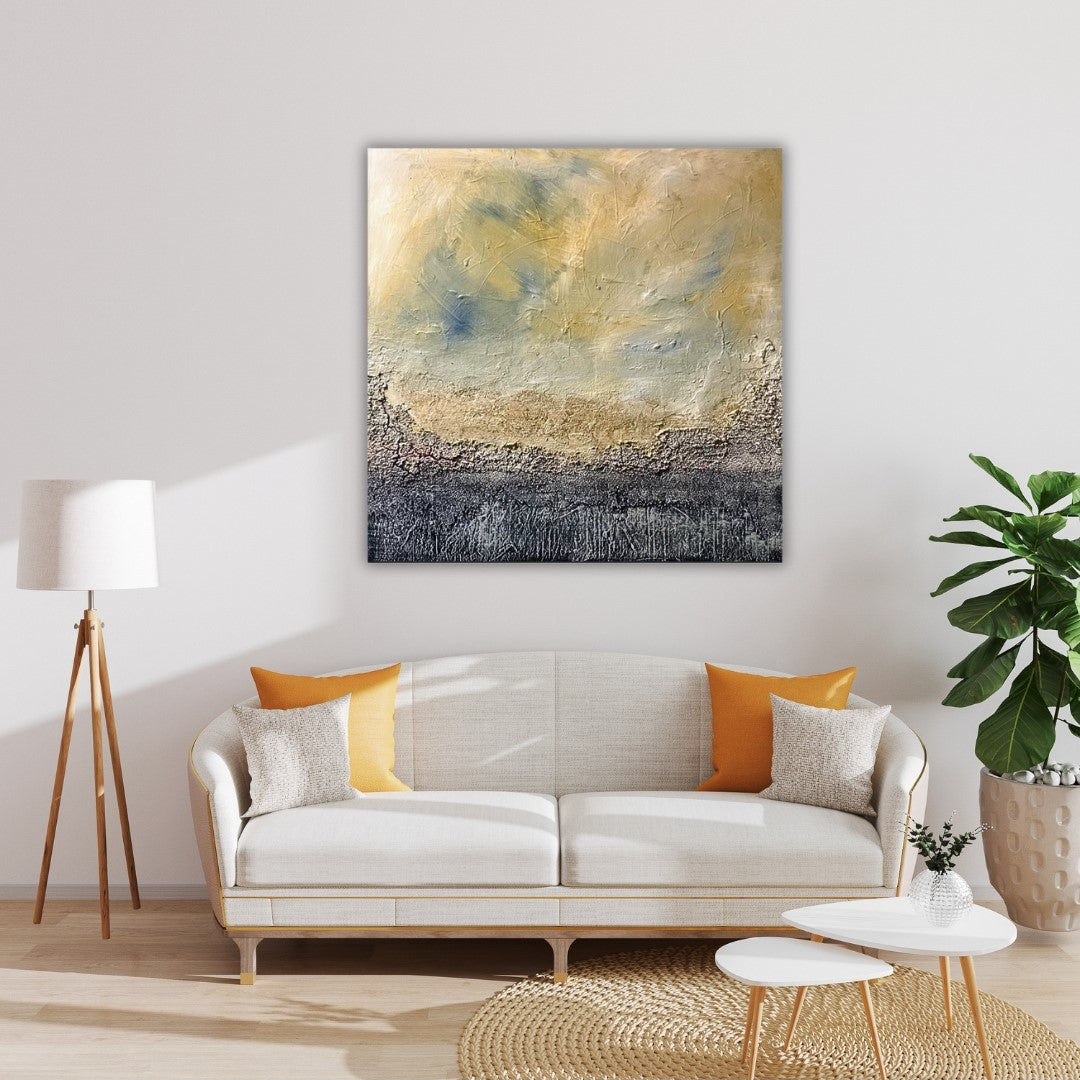 Abstraktes Gemälde "Herbststürme" von Sigrid Bautze-Klinder in erdigen Beige- und Grautönen, mit Blattgold, Sumpfkalk und Sand, das herbstliche Sturmwolken und Landschaften darstellt. Exklusiv in unserer Online-Galerie FEMARTSPACE.