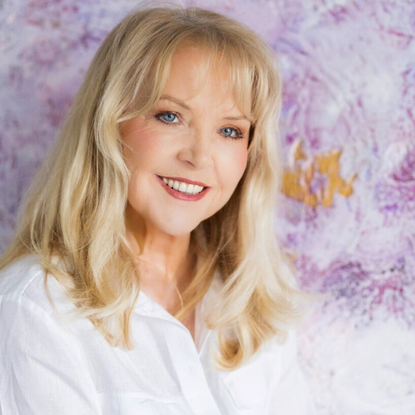 Porträt der Künstlerin Sigrid Bautze-Klinder mit verdecktem Gesicht vor einem abstrakten lila-weißen Hintergrund, das moderne Weiblichkeit darstellt. FemArtSPACE Kunst-Onlineshop.