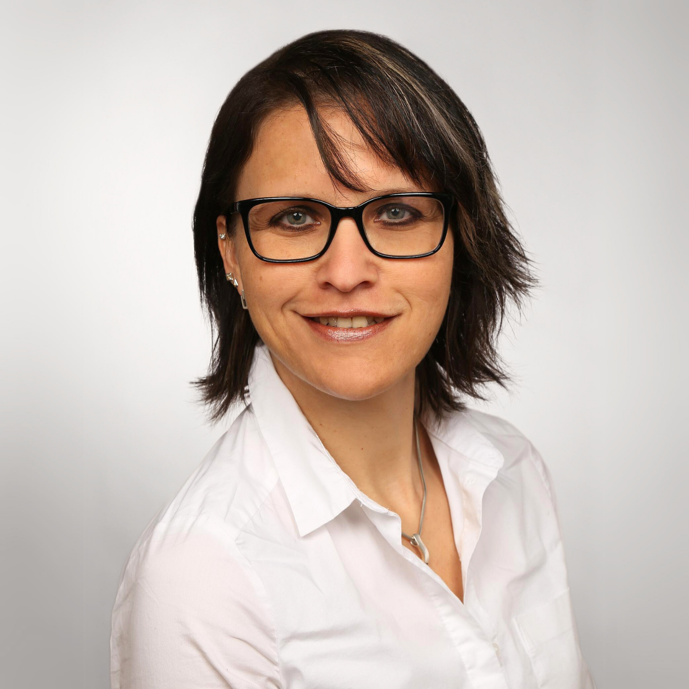 Portraitfoto von Artist Simone Kratzsch, DesignCreator und Promoter von FemArtSPACE. Onlineshop für Kunst, Fotokunst, Fashionart und Kreatives.