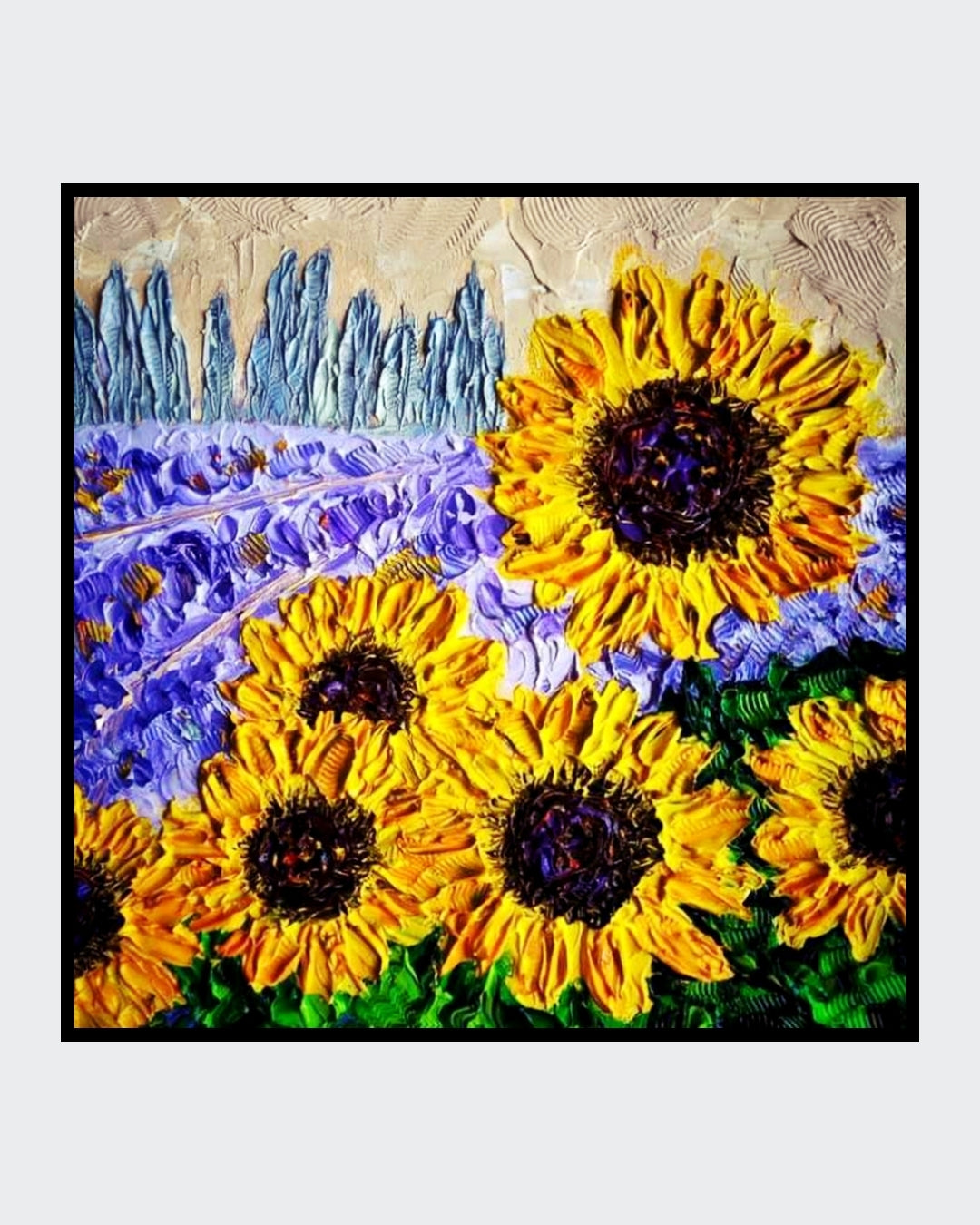 Ein farbenfrohes Gemälde zeigt ein Feld mit Sonnenblumen und Lavendel. Die Sonnenblumen sind groß und gelb mit dunklen Zentren, während der Lavendel in verschiedenen Schattierungen von Lila blüht. Die Farben sind kräftig und die Oberfläche des Gemäldes ist strukturiert durch die Spachteltechnik, was eine fast dreidimensionale Wirkung erzeugt. Gemälde der Künstlerin Susanne Stepbach aus Wuppertal, Galerie Paletti.