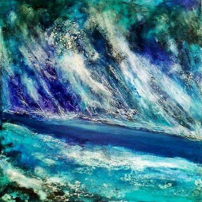 Ein abstraktes Gemälde, das das Meer in einem Sturm darstellt. Wilde, weiße Wellen schlagen gegen einen dunklen Horizont. Die Farben sind tiefblau, türkis und weiß. Die Struktur der Leinwand vermittelt ein Gefühl von Bewegung und Unruhe. Kunstwerk von Susanne Stepach aus Wuppertal, Inhaberin der Galerie Paletti.