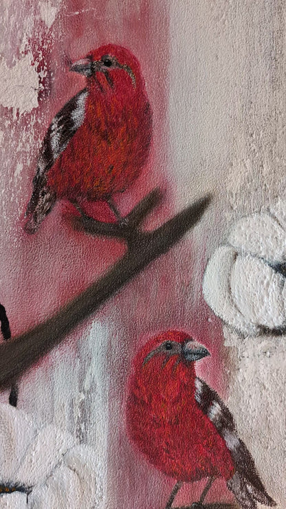 Acrylgemälde 'Neue Triebe' von Smillya Dartsch. Zwei rote Vögel sitzen auf einem Ast inmitten von stilisierten, weißen Blumen. Der Hintergrund weist eine strukturierte Oberfläche mit Vogelsand und angedeuteten Musiknoten auf. Das Gemälde ist mit einem Schattenfugenrahmen versehen und thematisiert den Beginn des Frühlings und neues Leben. Maße: 104x74 cm.