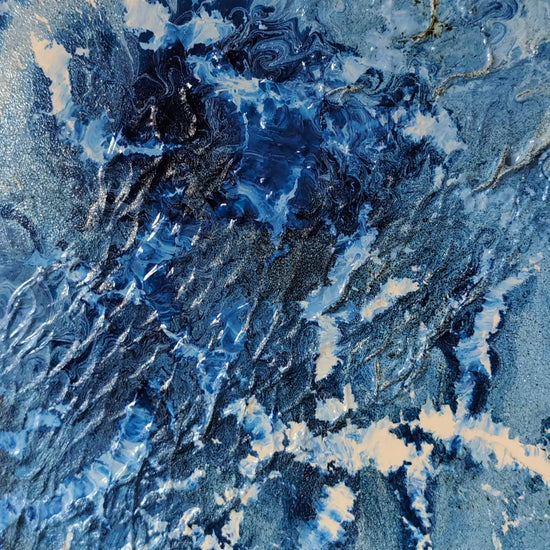 Abstraktes Gemälde „Meereswunden“ von Smillya Dartsch – in Blautönen, mit plastischen Strukturen, die die Verletzlichkeit der Meere symbolisieren.