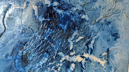 Abstraktes Gemälde „Meereswunden“ von Smillya Dartsch – in Blautönen, mit plastischen Strukturen, die die Verletzlichkeit der Meere symbolisieren.