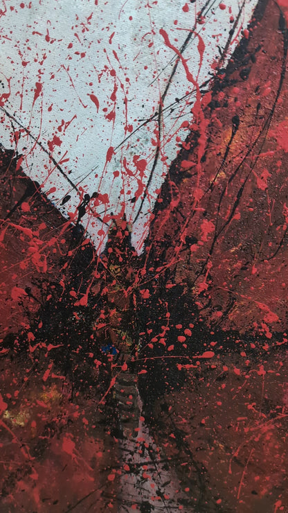 Acrylgemälde 'Im Fokus - Der Schmetterling' von Smillya Dartsch. Ein abstrakt dargestellter Schmetterling mit großen, roten Flügeln dominiert das Bild. Die Flügel sind mit dunklen und hellen Spritzern versehen, die eine dynamische Textur erzeugen. Der Hintergrund ist in einem hellen, silbrigen Ton gehalten. Das Gemälde thematisiert die Bedrohung von Schmetterlingen durch Umweltzerstörung und Klimawandel. Es ist mit einem Glanzfirnis versiegelt und wird mit zwei Keilrahmenaufhängern geliefert. Maße: 80x80 cm